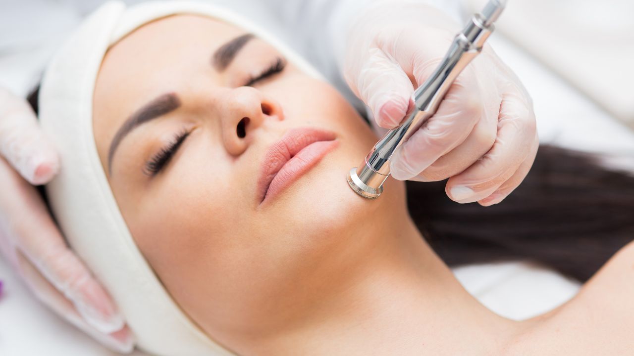 Oczyszczanie i odmładzanie skóry za pomocą mikrodermabrazji - nowa metoda pielęgnacji skóry