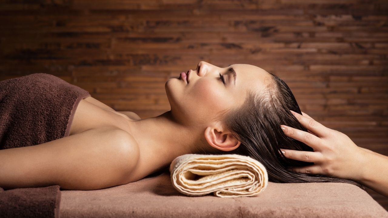 Masaż skóry głowy: Klucz do pięknych i zdrowych włosów