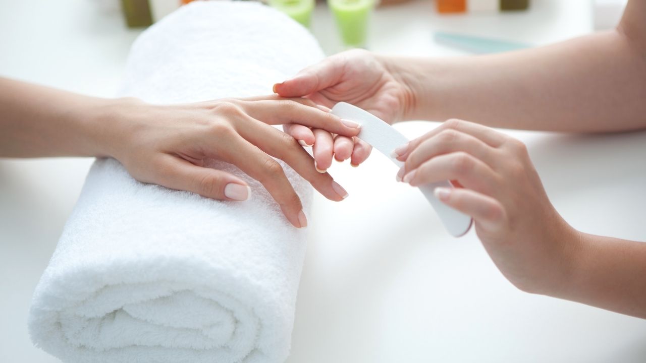 Porównanie manicure hybrydowego i tradycyjnego: Który jest lepszy?