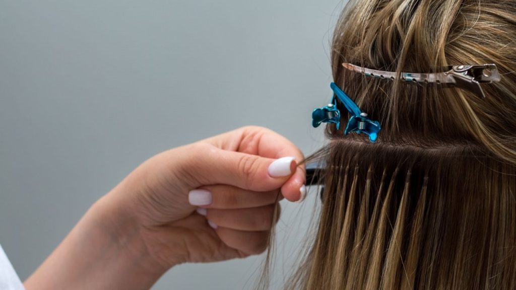 Metody przedłużania i zagęszczania włosów: porównanie trwałości i możliwości