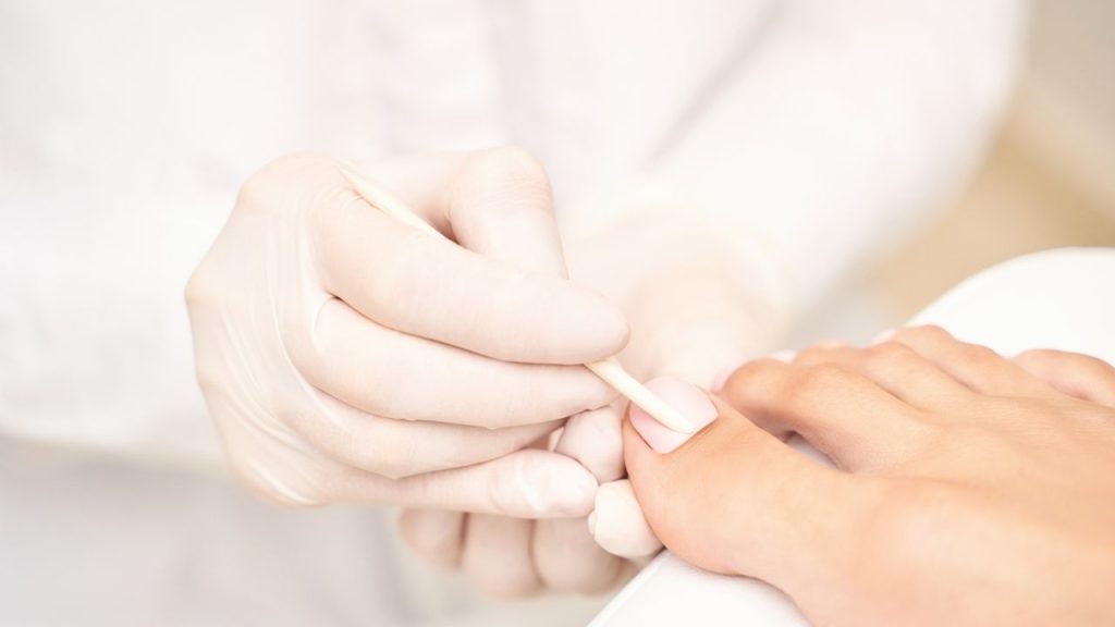 Pielęgnacja stóp: Pedicure klasyczny, hybrydowy i leczniczy – jak dbać o zdrowie stóp?