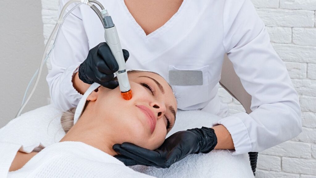 Oczyszczanie skóry w gabinecie vs w domu